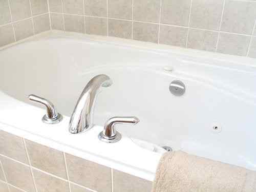 Conseils utiles pour nettoyer les baignoires