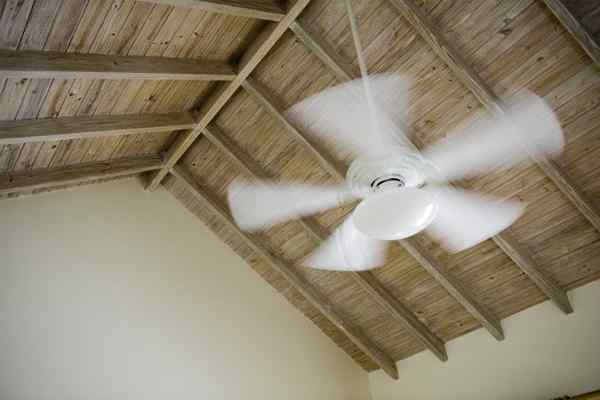 Cómo equilibrar un ventilador de techo tambaleante