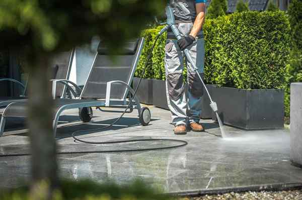 Cómo limpiar los pisos de concreto y los caminos de entrada