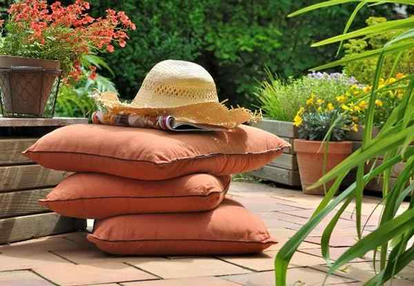 Comment nettoyer les coussins de terrasse et garder vos meubles d'extérieur à l'air nouveau