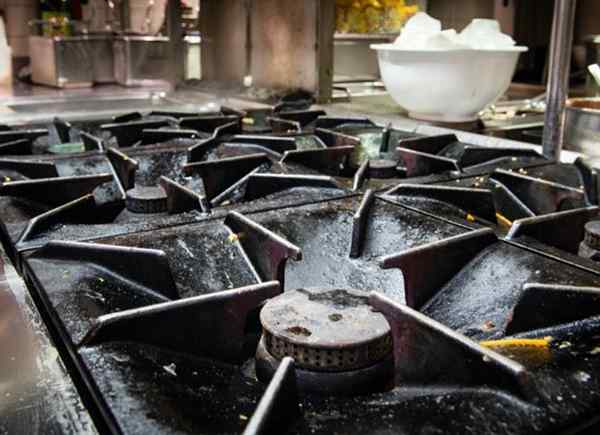 Como limpar as panelas de gotejamento do fogão usando produtos que você já tem em sua cozinha