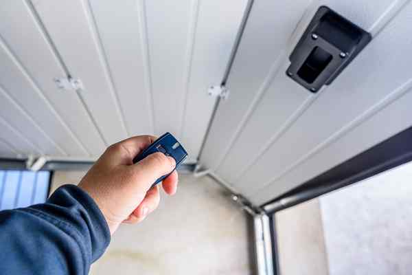 Cómo lubricar una puerta de garaje para mantenerla funcionando sin problemas