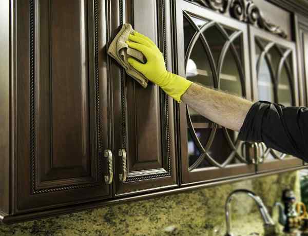 Como remover a graxa dos armários de cozinha