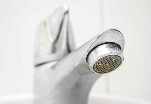 Cómo eliminar las manchas de agua dura