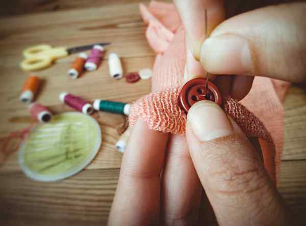 Cómo coser un botón en 5 sencillos pasos