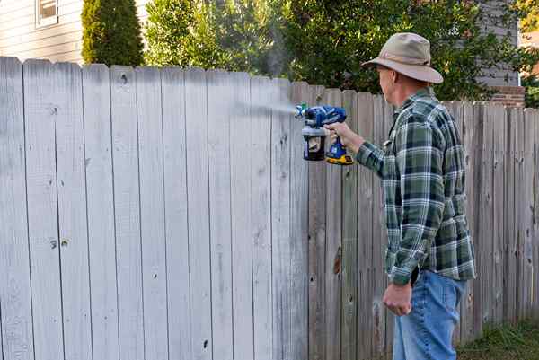 Comment utiliser un pulvérisateur de peinture pour donner à vos projets un fondement de finition sans faille