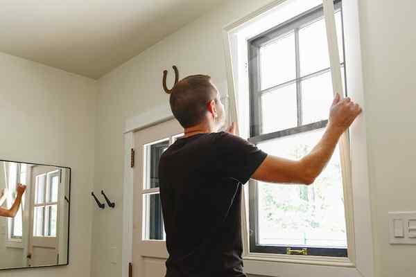 Windows de tormentas interiores ahorran dinero a los propietarios de dos maneras