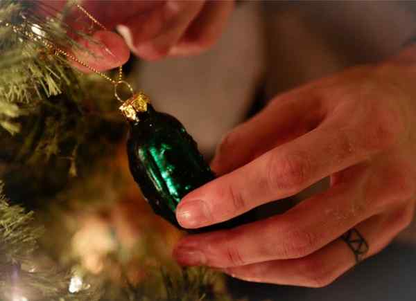 Résolu! Quelle est la signification de l'ornement de cornichon de Noël?