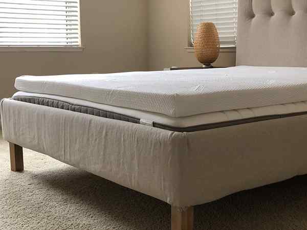 Este topper adicionará conforto de tempur-Pedic à sua cama sem o custo íngreme de um novo colchão