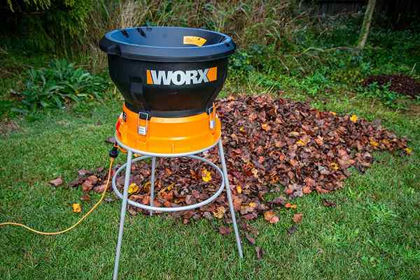 Wir haben den Worx Leaf Mulcher in einem Garten voller Blätter getestet, hat es funktioniert?