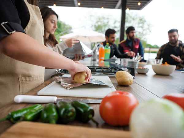 12 Möglichkeiten zum Kochen im Freien ohne Küche