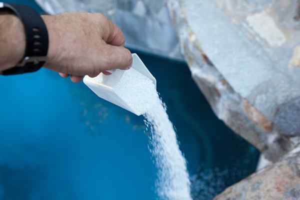 3 cara baking soda dapat membantu mengekalkan kolam renang anda