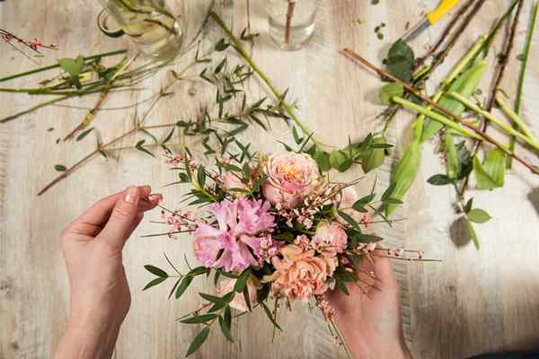 Como organizar flores como um designer floral