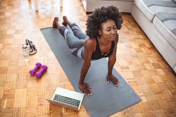 Comment nettoyer un tapis de yoga Gardez vos entraînements tranquilles et sans germe