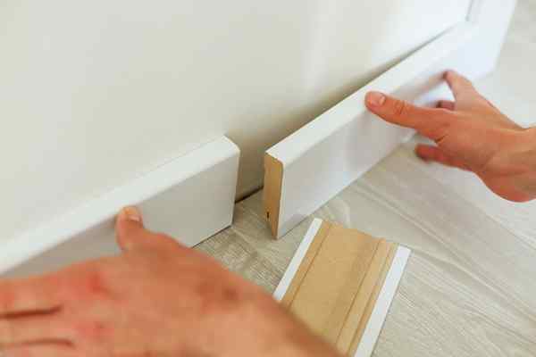 Comment installer une garniture de plinthes