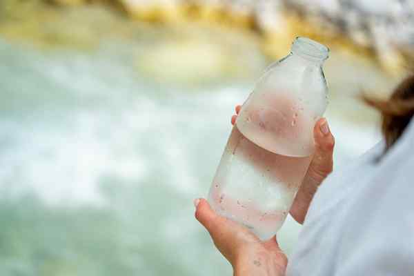 Wie man destilliertes Wasser kostenlos macht-und alle Möglichkeiten, es zu Hause zu benutzen