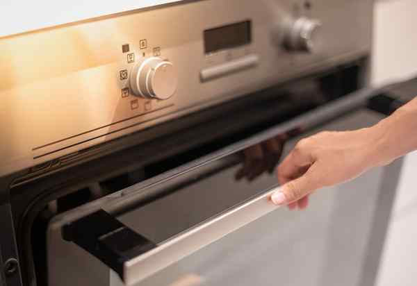 Cara Mengukir Bersihkan Kaedah 3 Surefire Oven Untuk Menghilangkan Baked-On Gunk