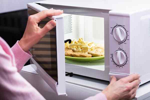 Terselesaikan! Mengapa microwave saya tidak memanaskan?