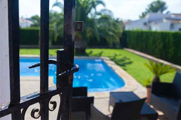 Los 12 errores más peligrosos que puedes cometer con tu piscina