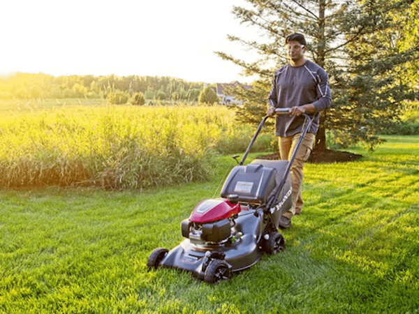 Les meilleures ventes de tondeuses à pelouse du Memorial Day de 2022 à Lowe's, Home Depot, et plus