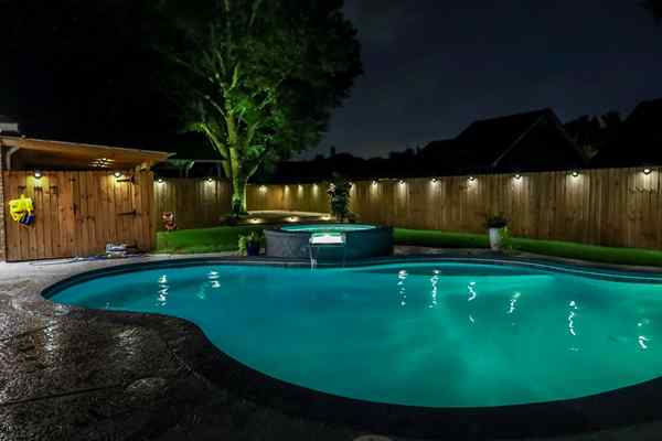 12 ideas de iluminación de piscina para alegrar su espacio al aire libre