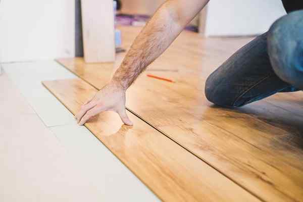 Combien cela coûte-t-il pour installer des planchers de planche en vinyle?