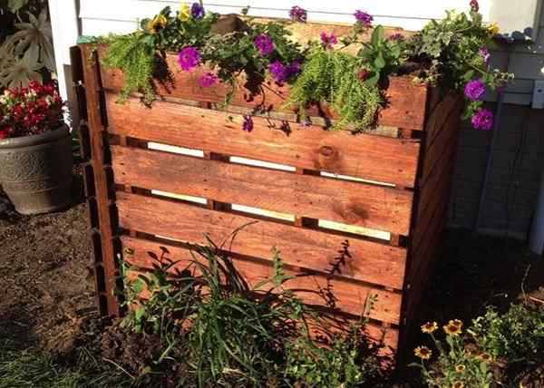 Cómo construir un contenedor de compost de palet de bricolaje