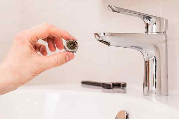 Cara membersihkan aerator faucet