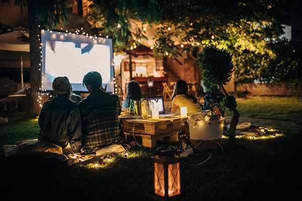 Cómo organizar la mejor noche de cine del patio trasero