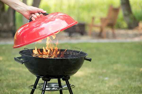 Wie man einen Holzkohlegrill benutzt