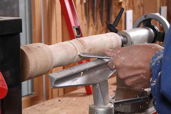 Cómo usar un torno para la madera