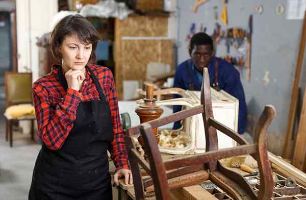 ¿Deberías usar el limpiador de horno en la madera?? Eche un vistazo más de cerca al truco de los muebles virales