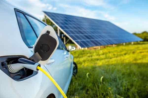 Resolvido! Como usar os painéis solares da sua casa para carregar seu carro elétrico