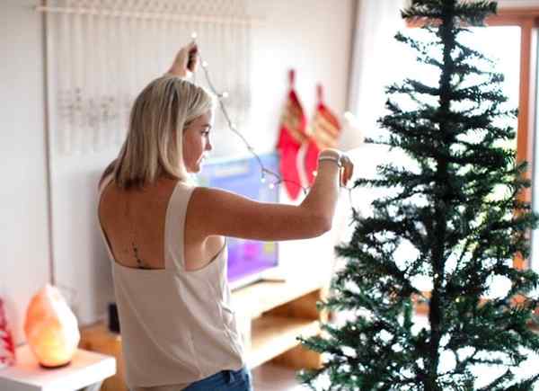 A melhor maneira de pendurar luzes de Natal na árvore, explicada