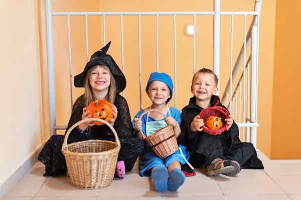 Trick-or-Treating in einem Wohnhaus