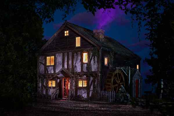 Vous pouvez rester dans le chalet Hocus Pocus ou le recréer à la maison avec ces 12 dupes de décoration