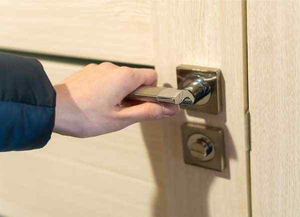 10 formas brillantes de cerrar una puerta sin cerradura