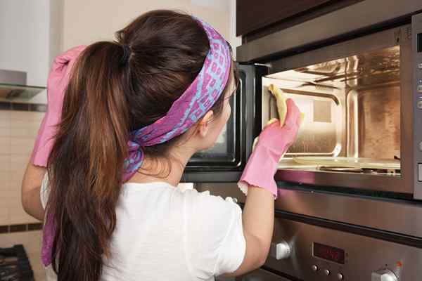 5 cara untuk membersihkan microwave