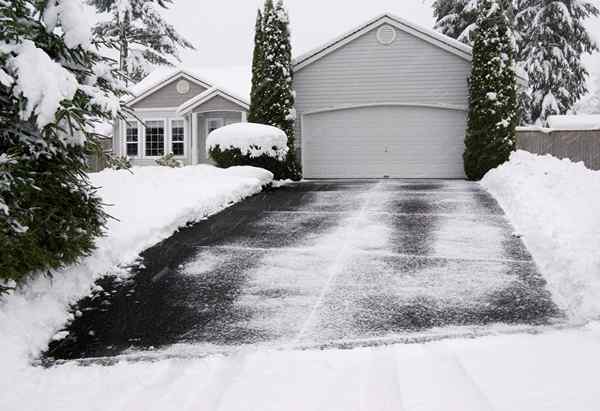 Como remover a neve de uma garagem sem uma pá de 7 soluções que funcionam