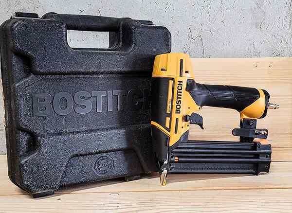 Bostich Brad Nailer getestet und bewertet sehen, wie der Smart Point ausgeführt wurde