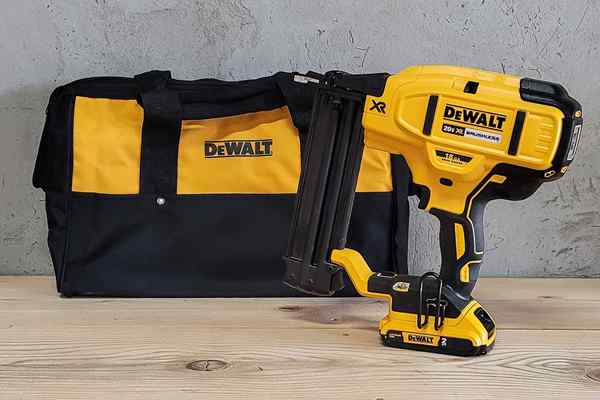 Dewalt inalámbrico Brad Nailer probó y revisó qué tan buena es la popular herramienta de acabado?