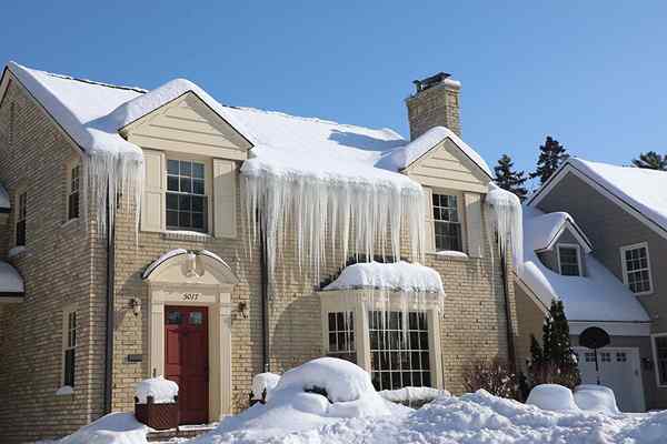 Cómo prevenir y quitar las presas de hielo