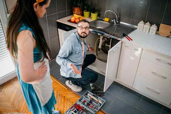 Wie man einen Waschbeckenabfluss verstopft